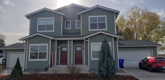Building Photo - 3 bedroom, 2.5 bath duplex Move In August 10th!!