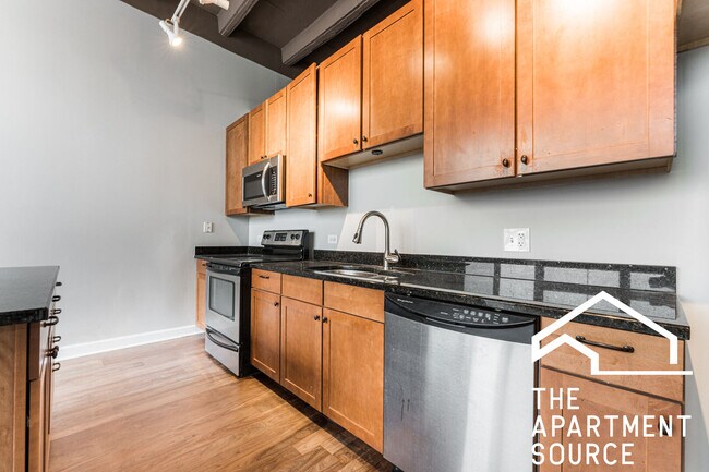 Building Photo - 4131 W Belmont Ave