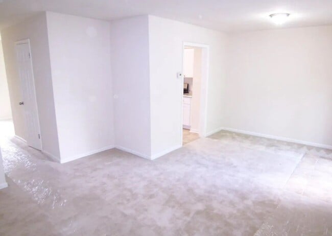 Building Photo - Three Bedroom to Call Home Sweet Home!