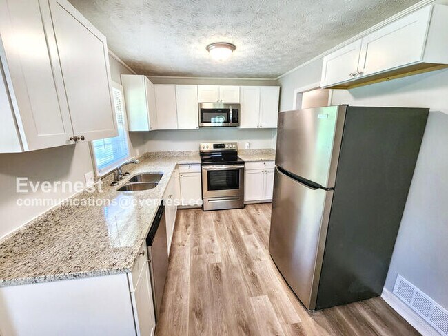 Building Photo - Lovely 3-Bedroom Home with Carport / Pet-F...
