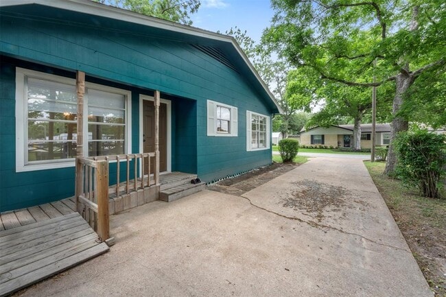 Building Photo - 506 S Oak St