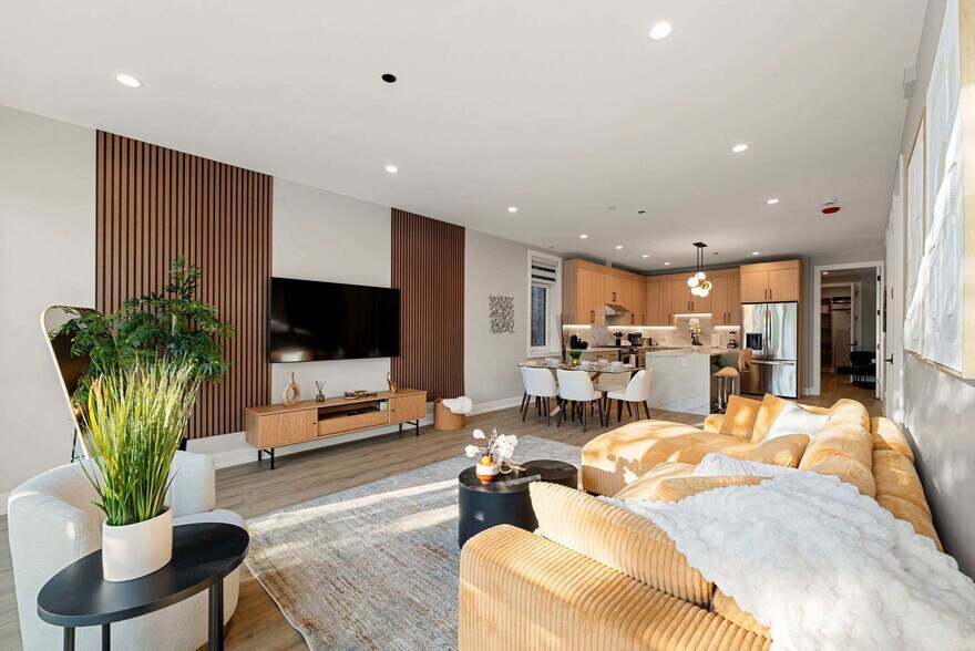 Primary Photo - 2344 W Polk St