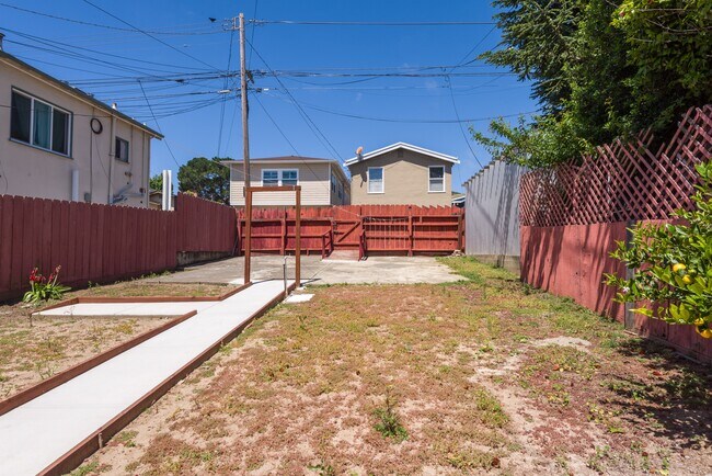 Building Photo - 823 Linden Ave