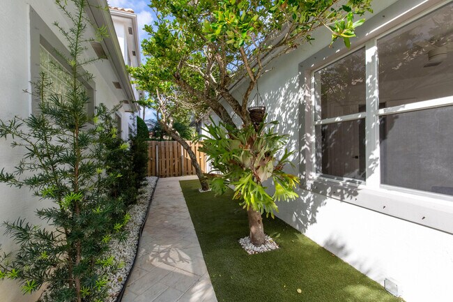 Building Photo - 2443 Players Ct