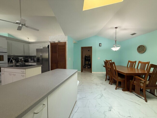 Building Photo - Beautiful 3 bedroom 2.5 bathroom pool home