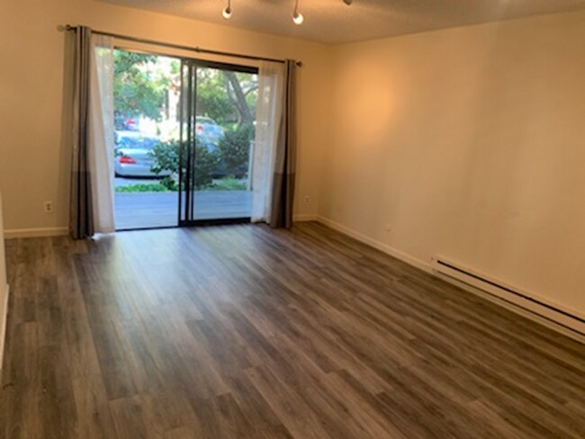 Building Photo - One Bedroom Condo Available in Watergate C...