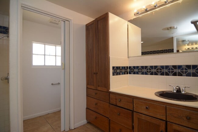 Building Photo - Huge 4 Bedroom 2  Bath! Close to the University!