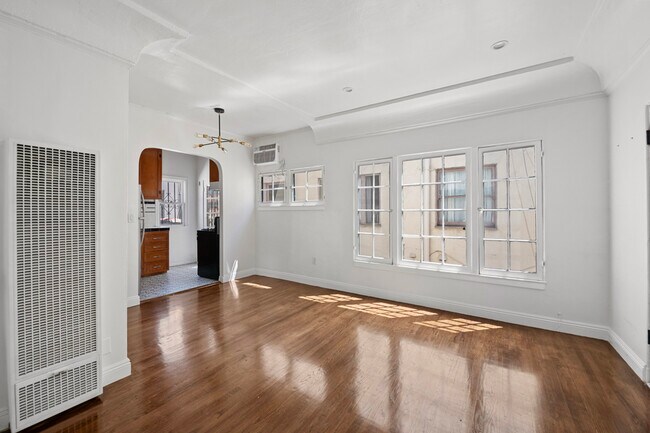 Primary Photo - 647 N Spaulding Ave