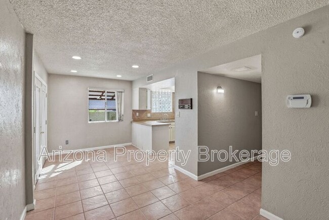 Building Photo - 2192 E Balboa Dr