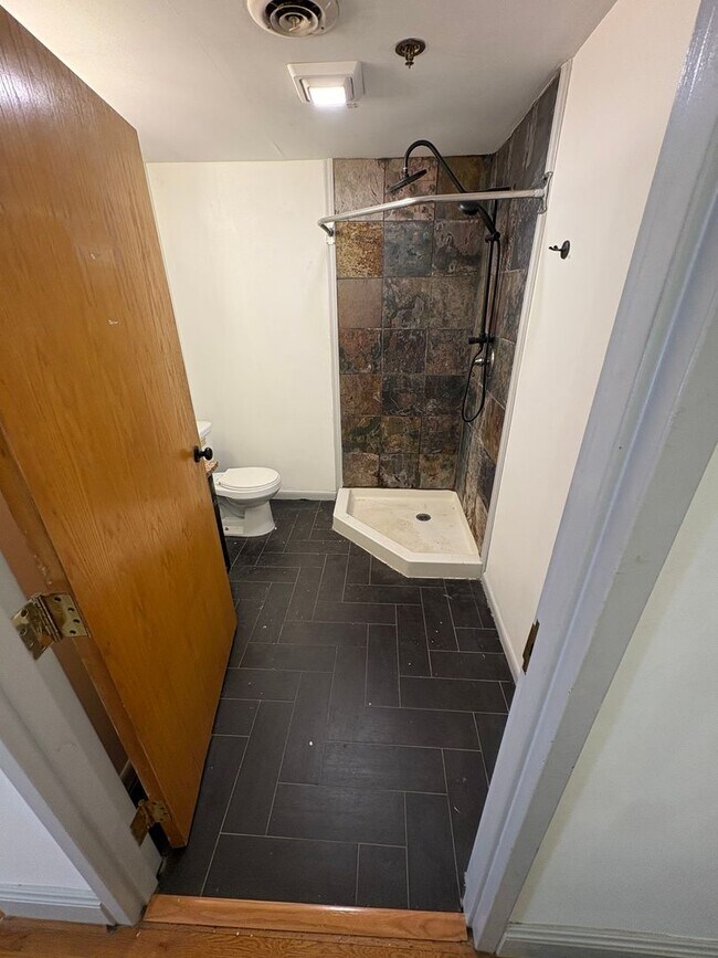 Building Photo - 110 W Summit Hill Dr SW