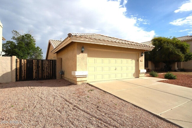 Building Photo - 1130 W Raven Dr