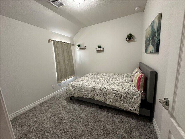 Building Photo - 15515 Sailpoint Ln