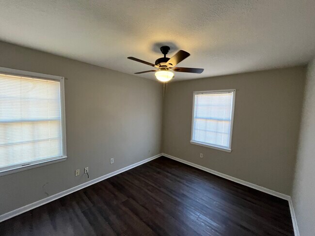 Building Photo - 704 E Grady St