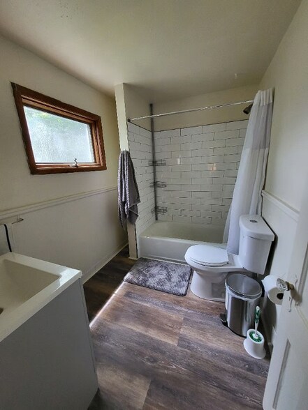 Building Photo - 423 Schuyler St