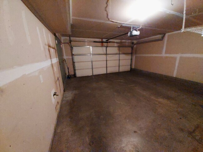 Building Photo - Great 3 Bedroom Townhome in Dancing Waters of Woodbury