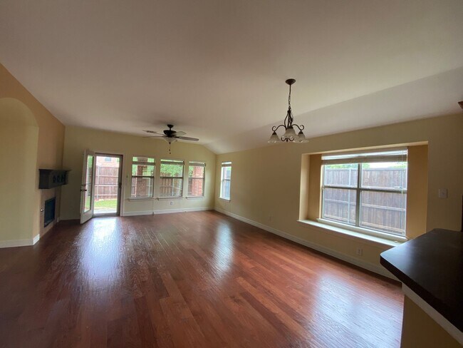 Building Photo - Great location, nice community! Won't last...