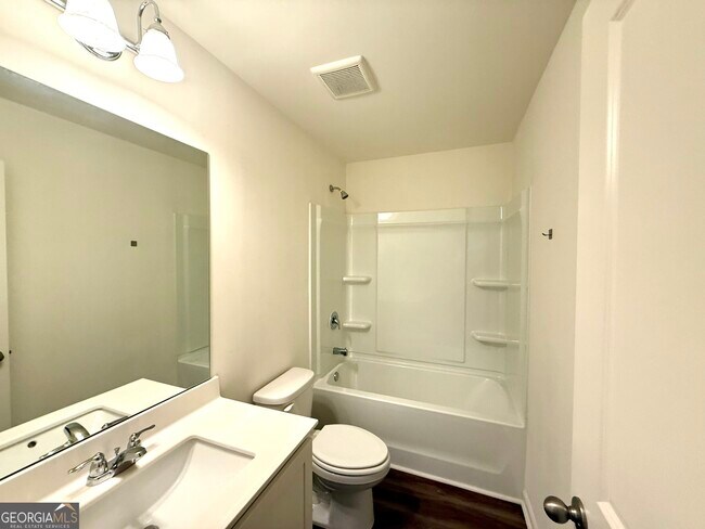 Building Photo - 119 Pond Ct