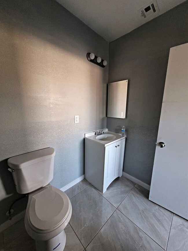 Building Photo - Spacious & Modern Studio for Rent in Calex...