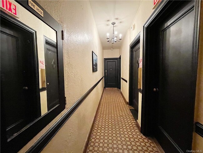 Building Photo - 14 N Chatsworth Ave