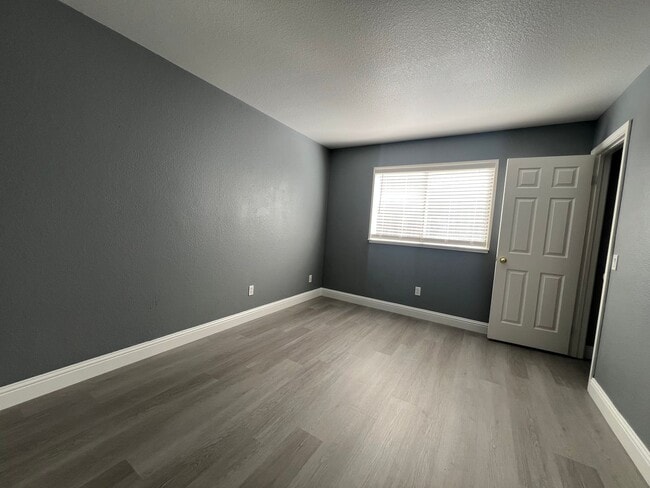 Building Photo - Stunning Open Home In Willow Creek Estates
