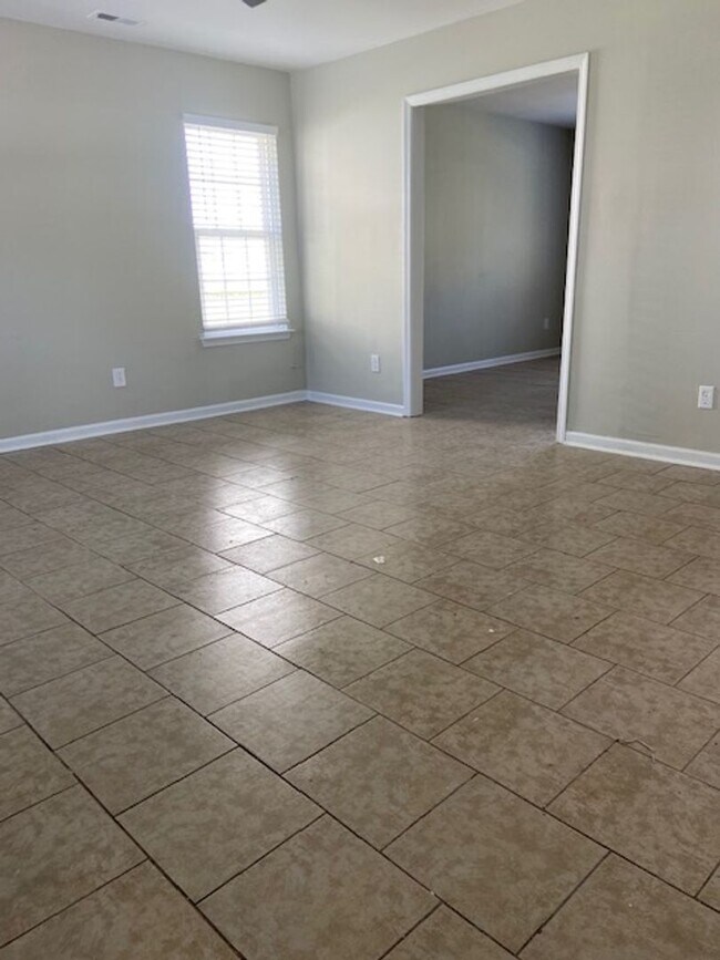 Building Photo - Spacious Town-home!
