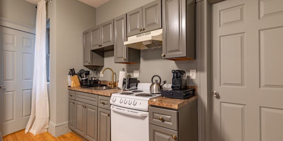 Building Photo - 61 Park Dr