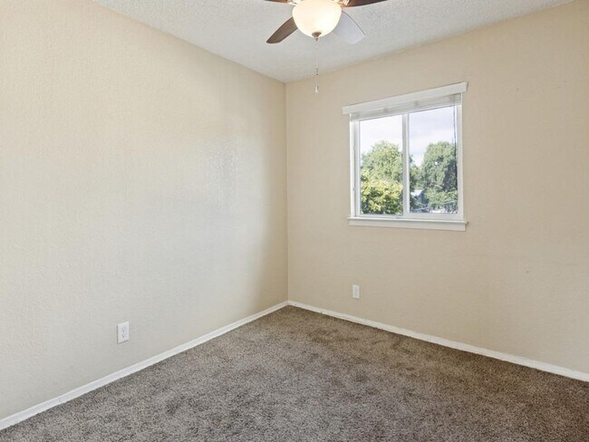 Building Photo - 2401 Manor Rd