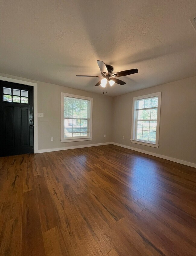 Building Photo - 1921 S State Line Ave