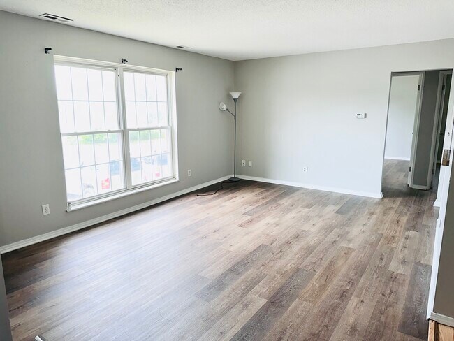 Building Photo - 1100 E 6th St