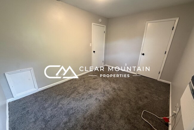 Building Photo - Renovated 2-Bedroom Apartment Just 1 Mile from Downtown Greer!