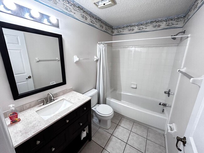 Building Photo - 4 Bed 3 Bath Home. Over 2,400 sqft Near Jacksonville Beach. Amenities, Bonus Room, Guarded Gate. ...