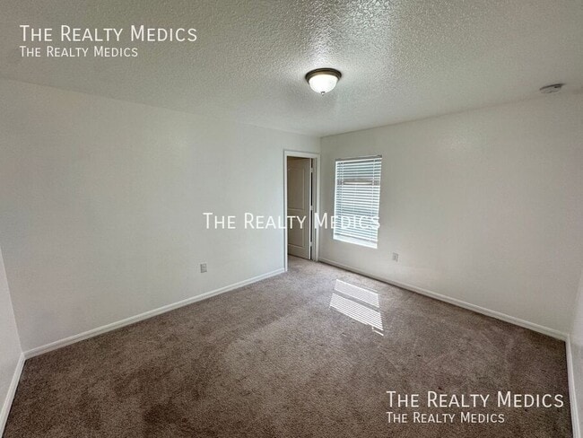 Building Photo - 326 Huron Dr