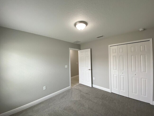 Building Photo - Desirable SW Ocala Neighborhood 4/2/2 *WON'T LAST*