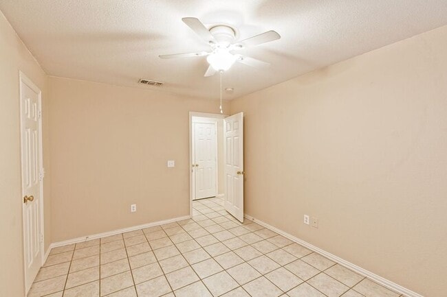 Building Photo - 933 Farmington Rd