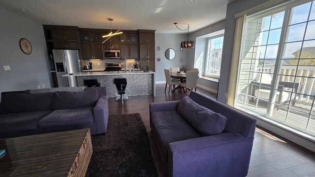 Building Photo - Modern 4 Bedroom 5 Bath Townhome - With Lots of Natural Light and Great Views!