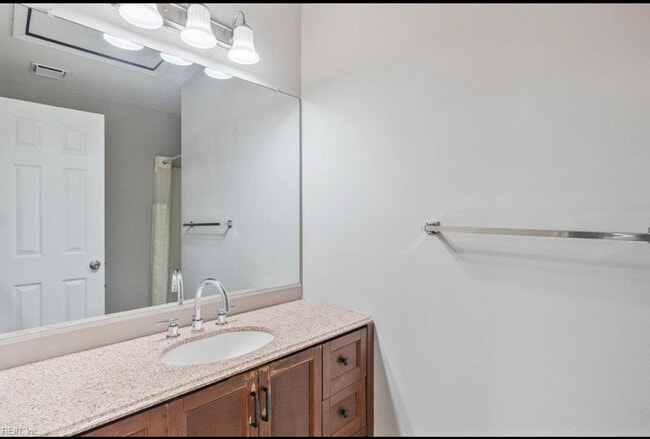 Building Photo - 529 Brisa Dr