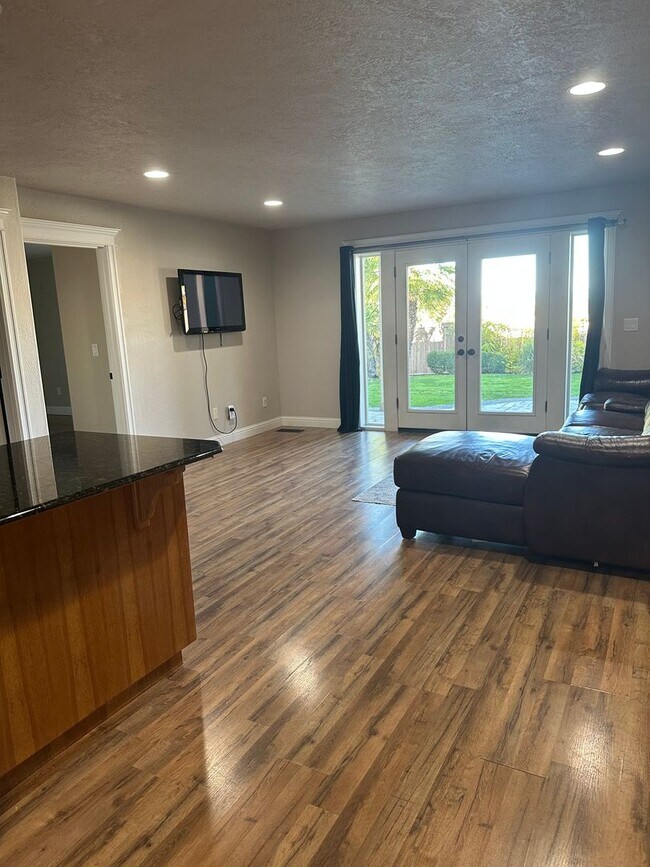 Building Photo - Amazing Price! Amazing Location!