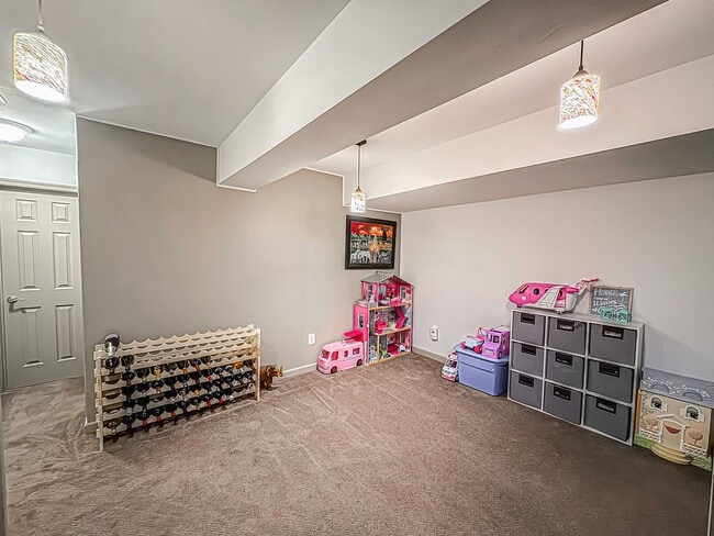 Building Photo - Fantastic 4 Bed 2.5 Bath Single Family Hom...