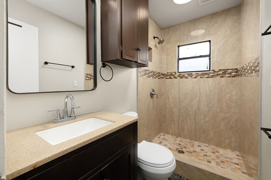 Building Photo - 5004 Oleander Dr