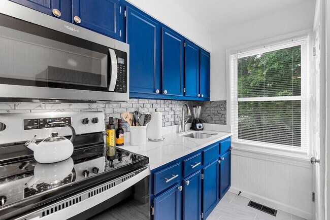 Building Photo - 6444 Wade Ave