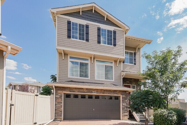 Building Photo - $2,795.00 - 3 Bedrooms, 2.5 Bathrooms, Sin...