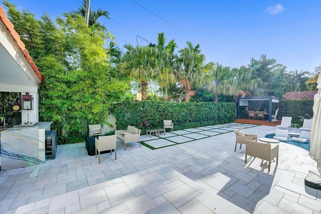 Building Photo - 614 Poinciana Dr