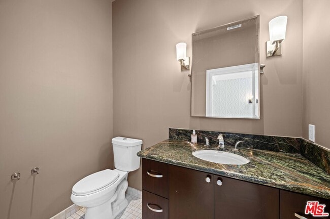 Building Photo - 420 S Beverwil Dr