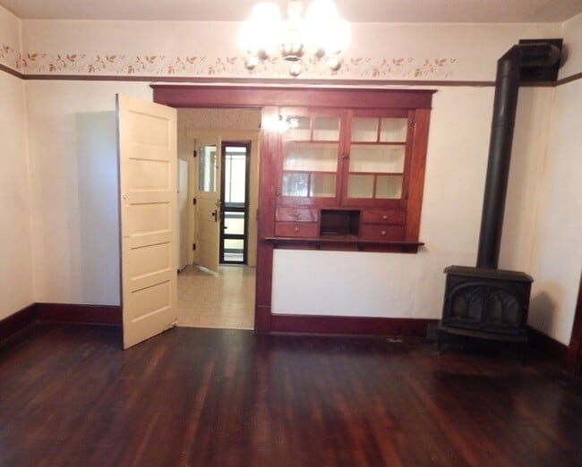 Building Photo - 3Bd/1Ba Two Story House - Available Soon!