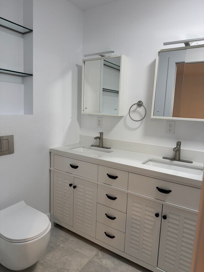 Building Photo - Fully Remodeled 3 Bedroom/ 2 Bathroom Duplex w/ Modern Finishes & Private Yard!