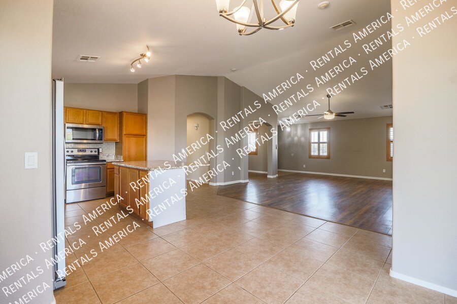 Building Photo - 2033 N Thunderbird Ave
