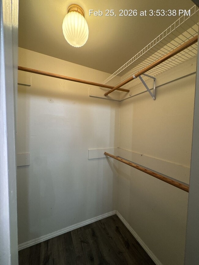 Building Photo - Charming Home Available Now !