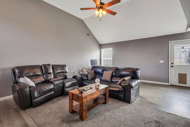 Building Photo - AVAILABLE JUNE (PETS PERMITTED)