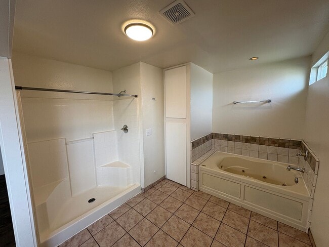 Building Photo - Spacious SE Tulare Home Near Shopping Centers Rent Ready!