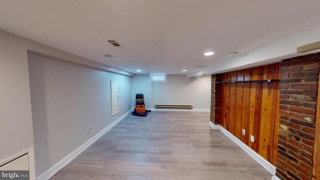 Building Photo - 2116 Linden Ln